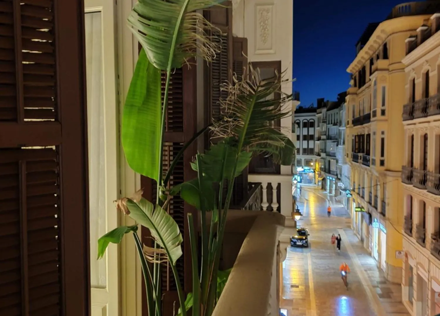 Historic 19Th-Century Apartment With Balcony Overlooking Plaza 말라가