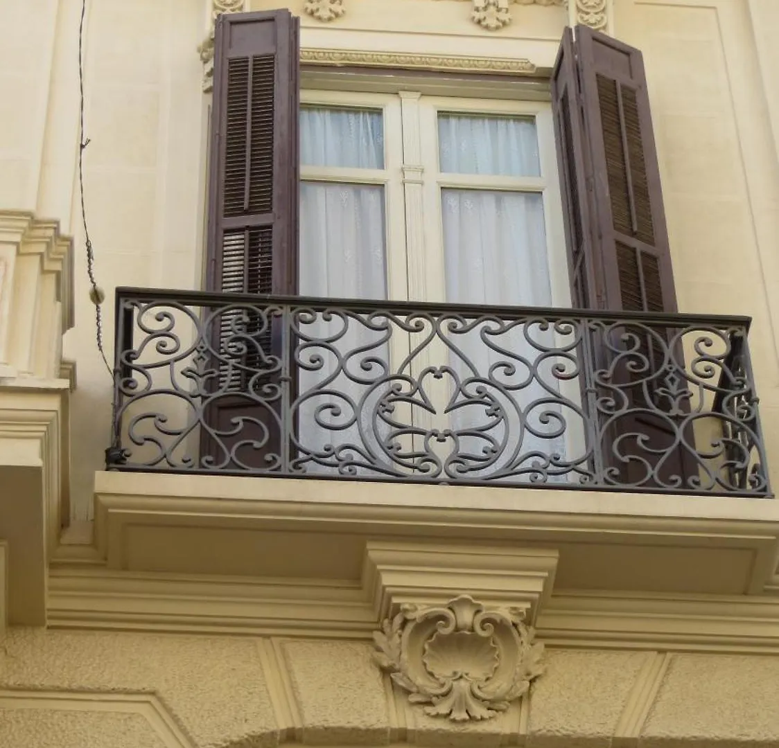 Historic 19Th-Century Apartment With Balcony Overlooking Plaza 말라가