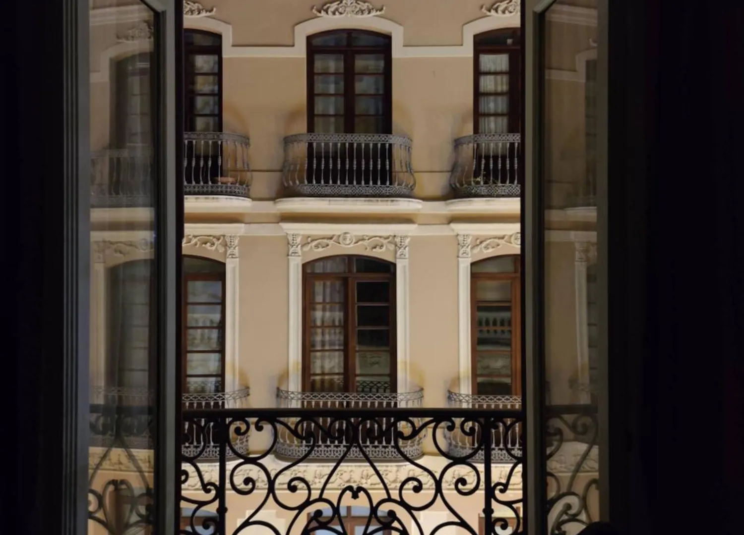 Historic 19Th-Century Apartment With Balcony Overlooking Plaza Malaga Spain