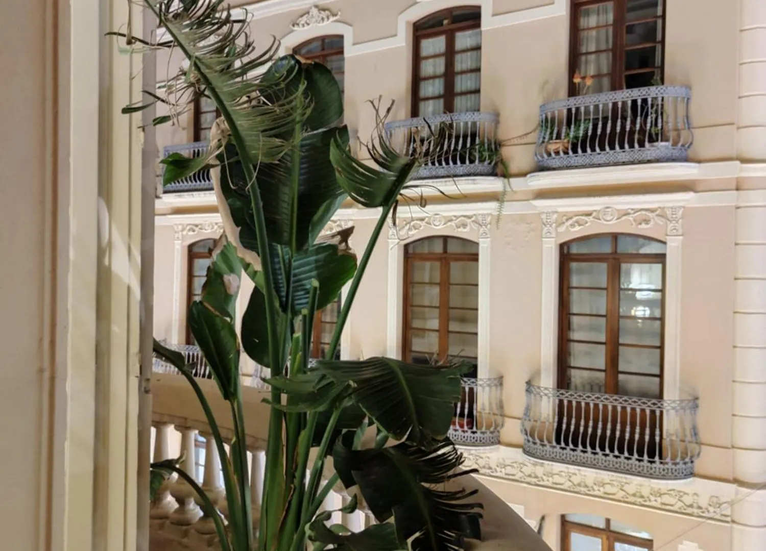 Historic 19Th-Century Apartment With Balcony Overlooking Plaza Malaga