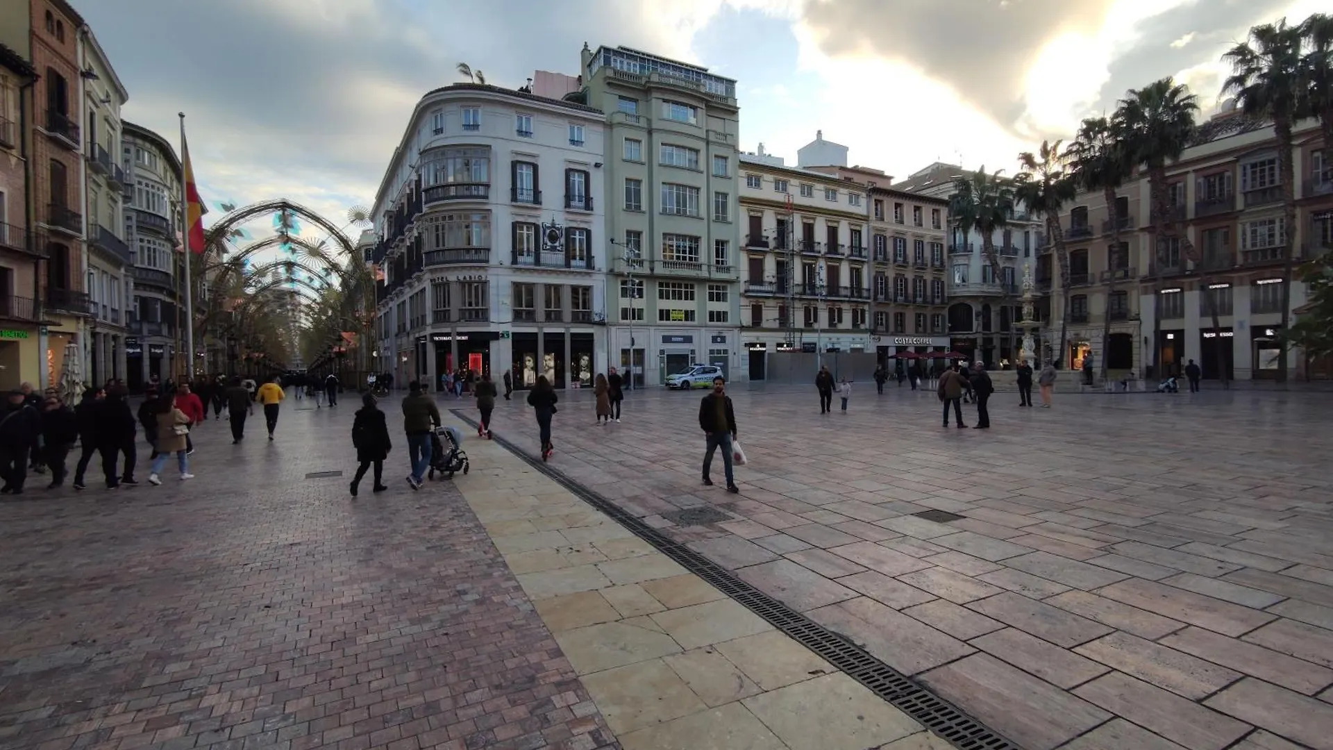 Historic 19Th-Century Apartment With Balcony Overlooking Plaza Malaga Spain