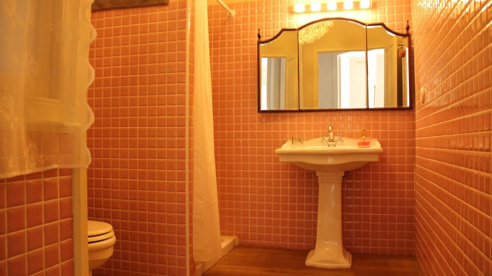 Historic 19Th-Century Apartment With Balcony Overlooking Plaza Malaga 0*,