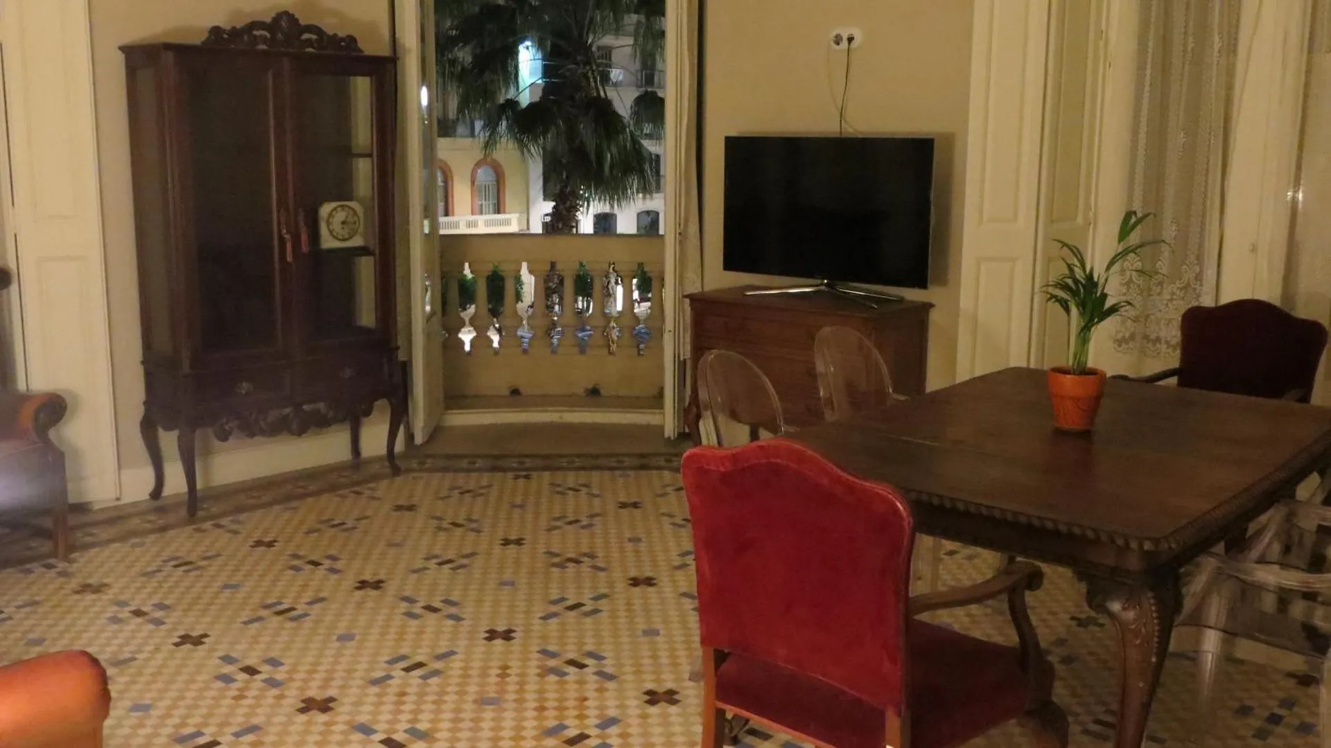 Historic 19Th-Century Apartment With Balcony Overlooking Plaza Malaga