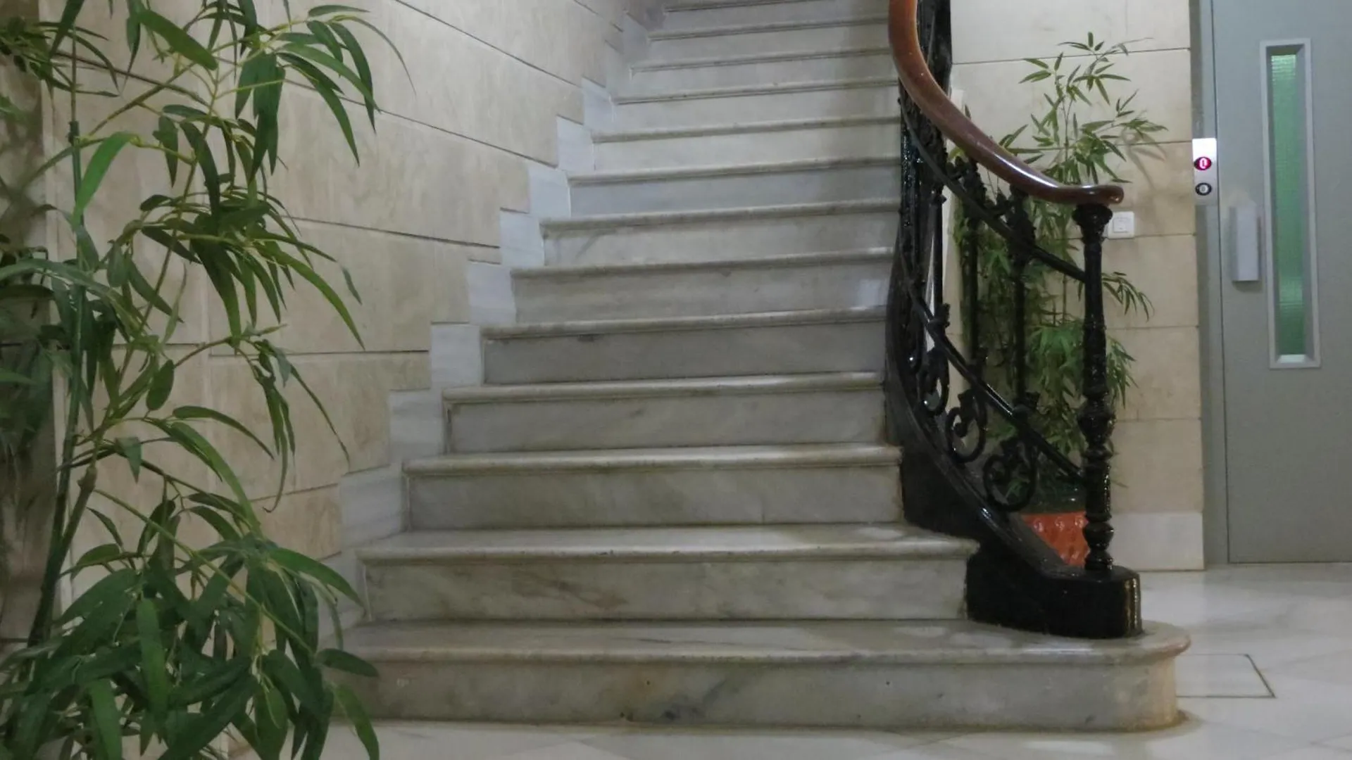 Historic 19Th-Century Apartment With Balcony Overlooking Plaza Malaga